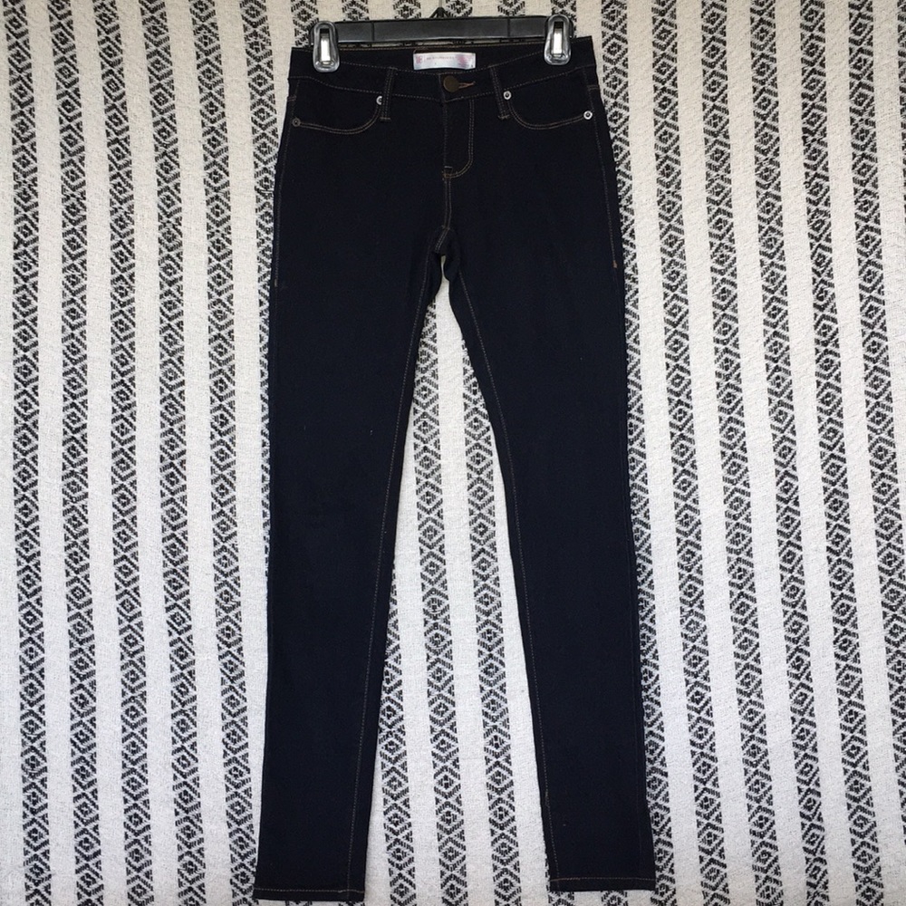 •Dark blue Jeans•